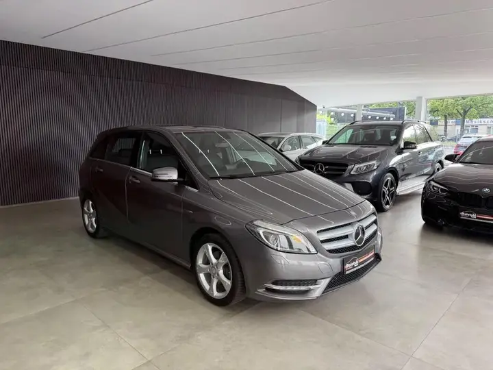 Mercedes-Benz B 180