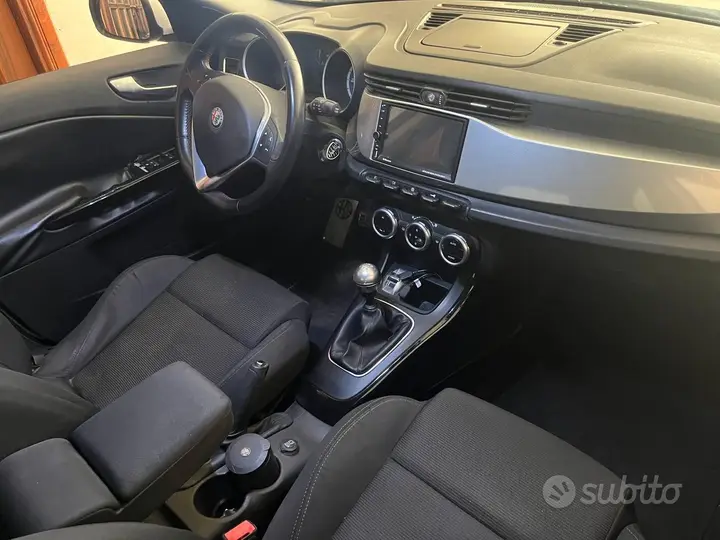 Alfa Romeo Giulietta 2012 photo 2