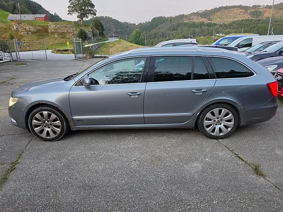 Skoda Superb 2010 photo 2