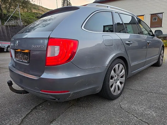 Skoda Superb 2010 photo 4