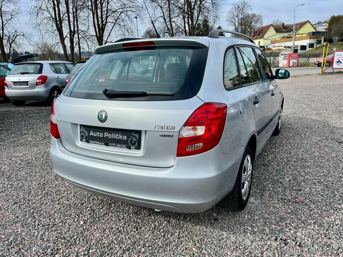 Skoda Fabia 2011 photo 5