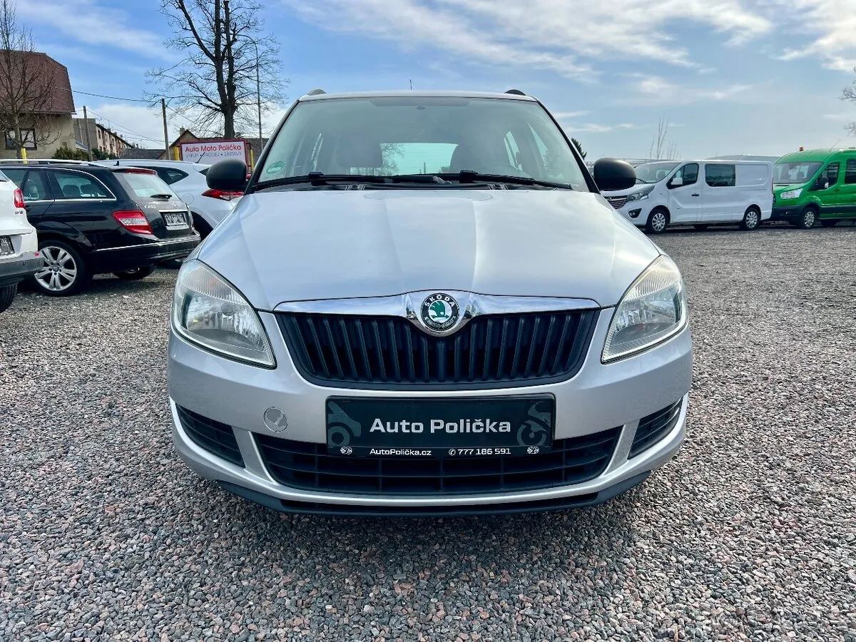 Skoda Fabia 2011 photo 3