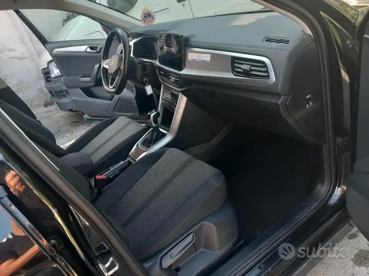 Volkswagen T-Roc 2023 photo 2