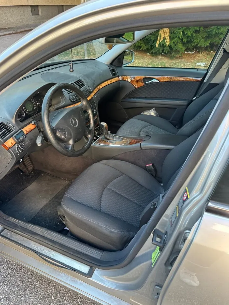 Mercedes-Benz E-Class 2005 photo 3