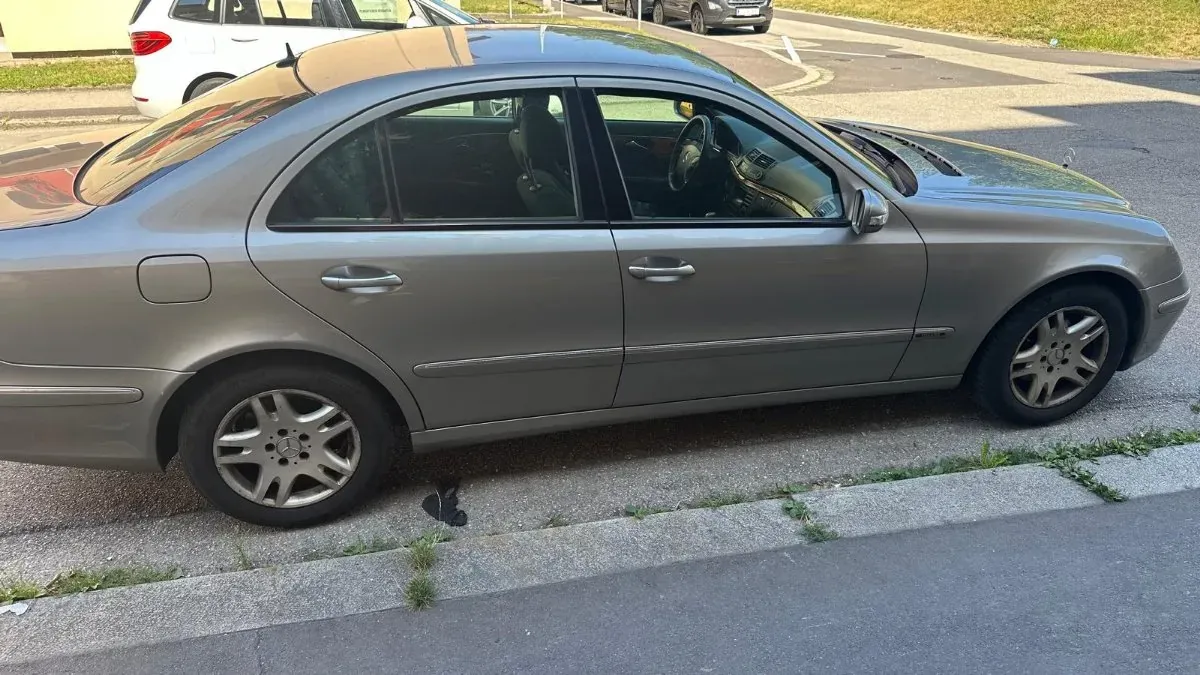 Mercedes-Benz E-Class 2005 photo 2
