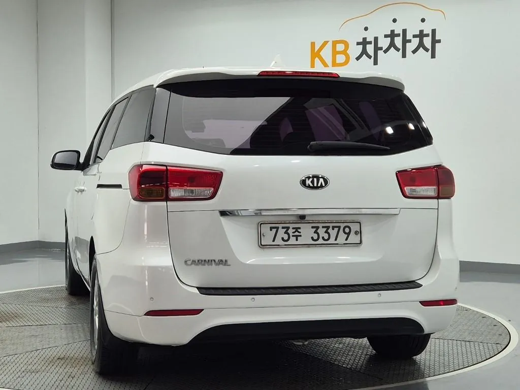 Kia Carnival 2016 photo 2