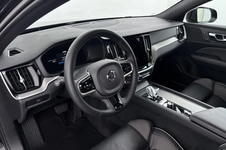 Volvo V60 2022 photo 2