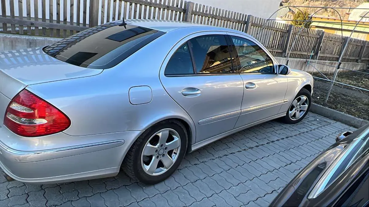 Mercedes-Benz E-Class 2005 photo 2