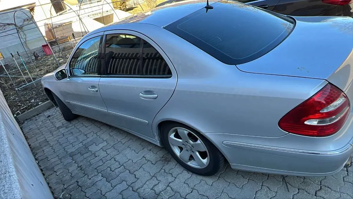 Mercedes-Benz E-Class 2005 photo 3