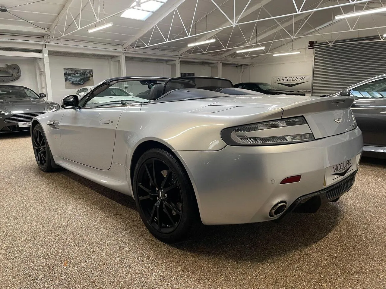 Aston Martin Vantage 2010 photo 4