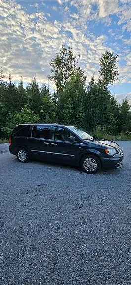 Lancia Voyager 2012 photo 2