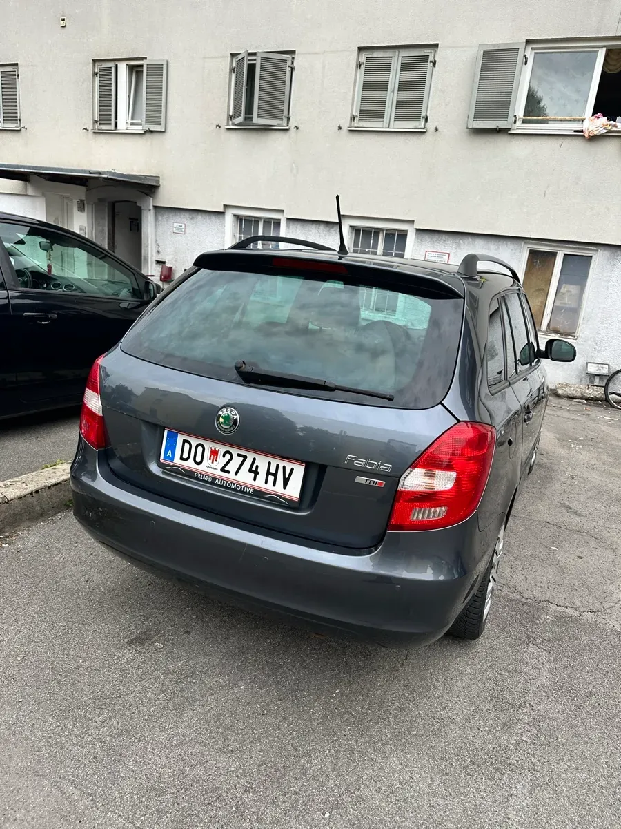 Skoda Fabia 2011 photo 3