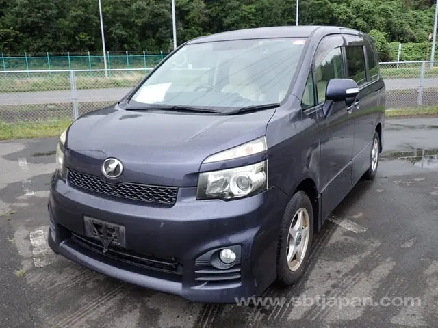 Toyota Voxy 2010 photo 2
