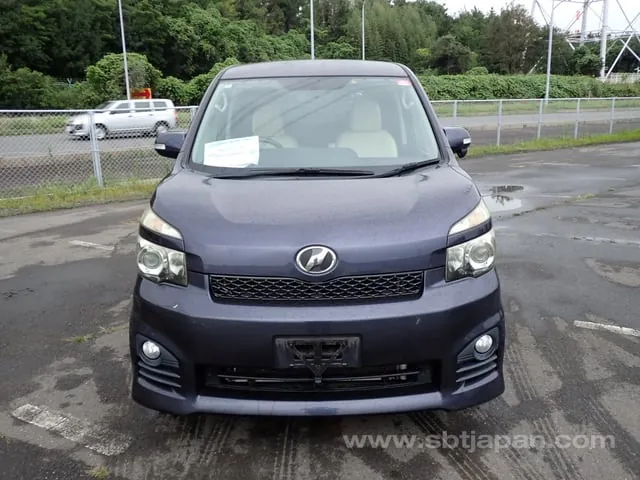 Toyota Voxy 2010 photo 5