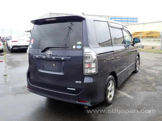 Toyota Voxy 2010 photo 4