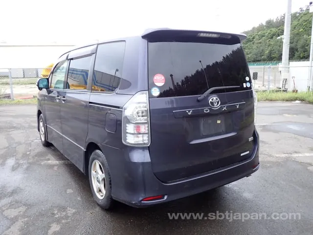 Toyota Voxy 2010 photo 3