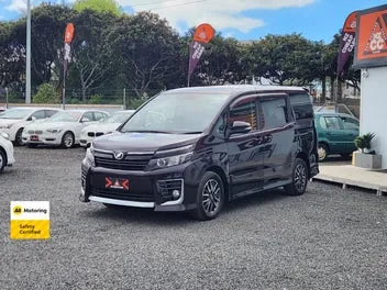 Toyota Voxy 2017 photo 4