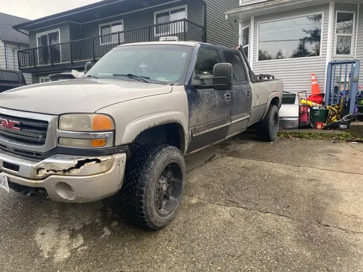 GMC Sierra 2500Hd 2004 photo 2