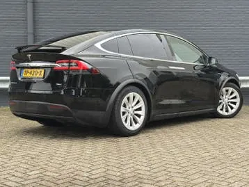 Tesla Model X 2018 photo 2
