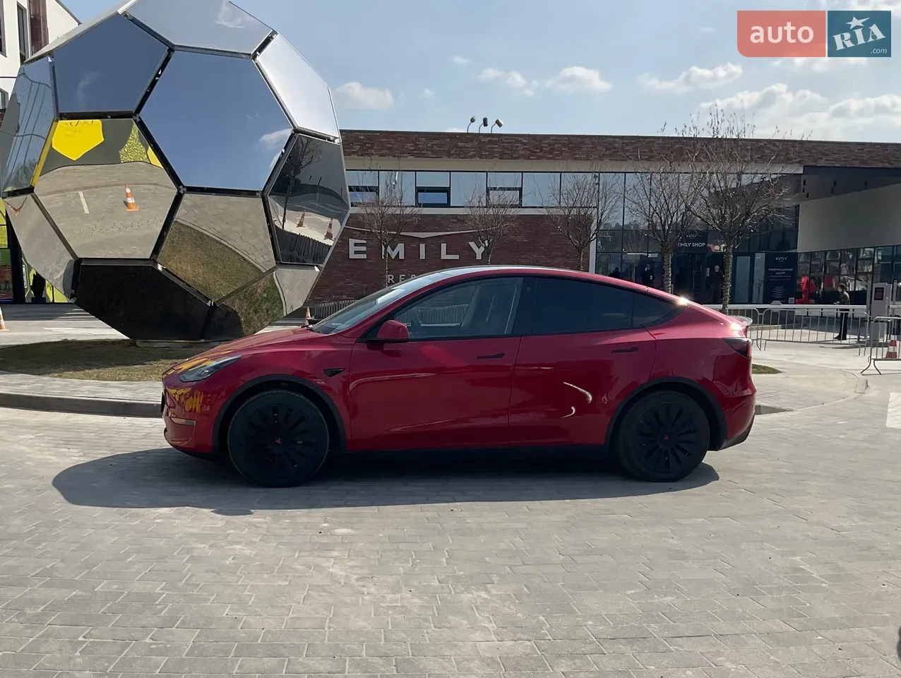 Tesla Model Y 2023 photo 2