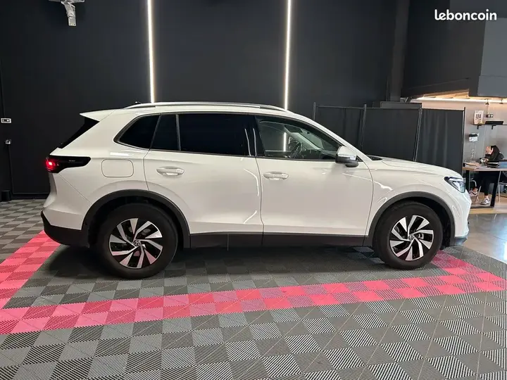 Volkswagen Tiguan 2024 photo 2