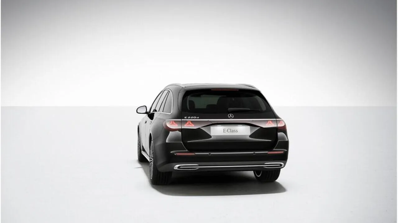Mercedes-Benz E-Class photo 4