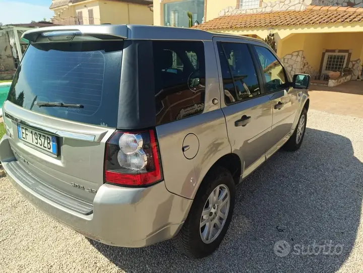 Land Rover Freelander 2011 photo 3