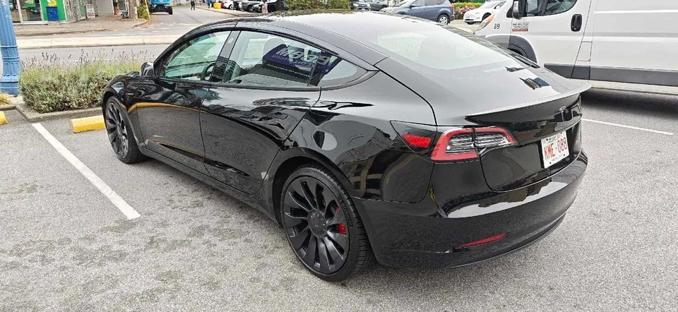 Tesla Model 3 2023 photo 2