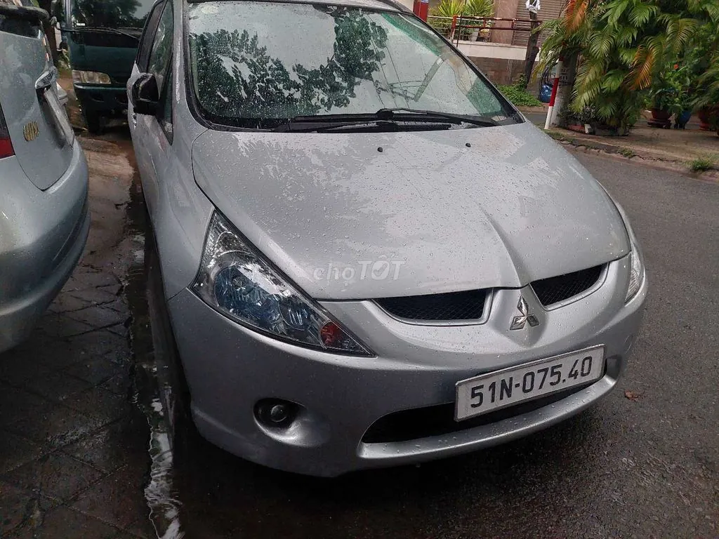 Mitsubishi Grandis 2008 photo 2