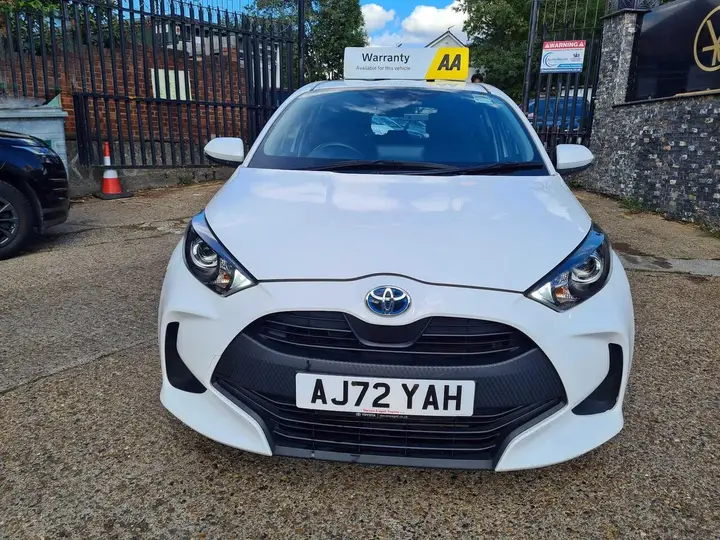 Toyota Yaris 2023 photo 3