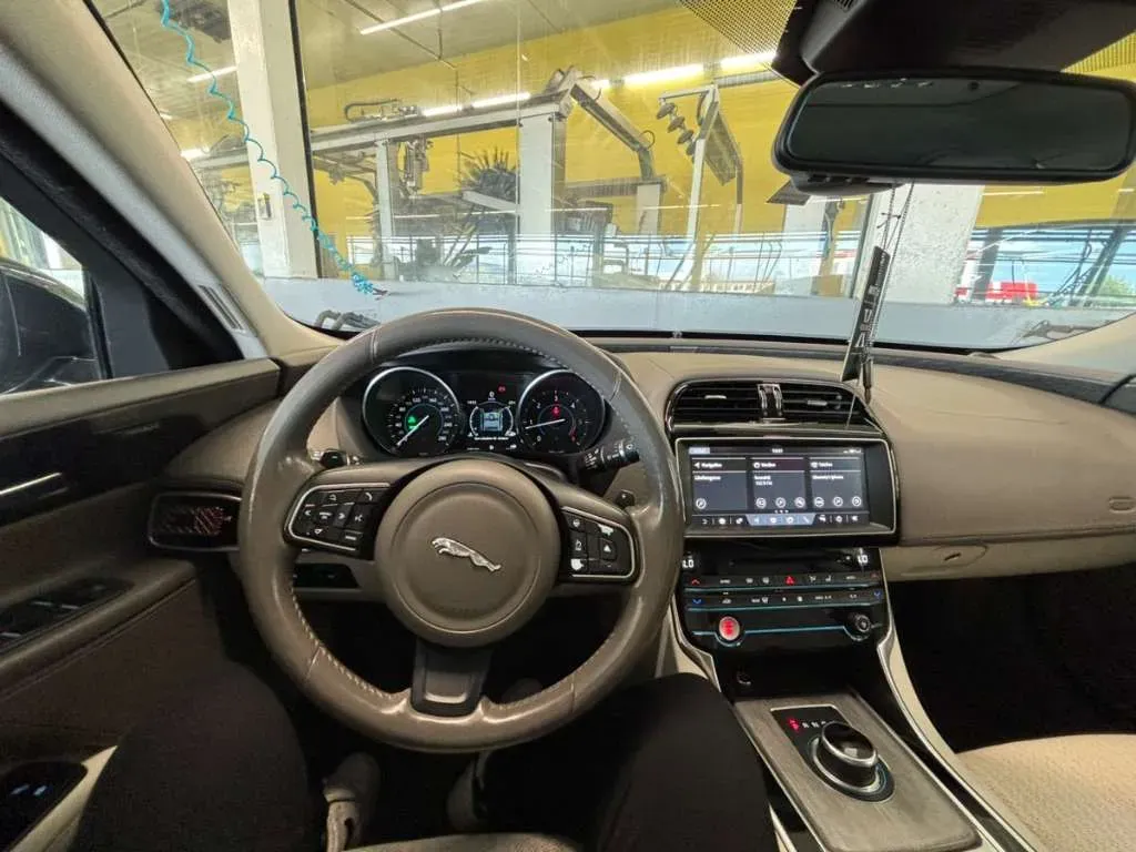 Jaguar Xe 2016 photo 2