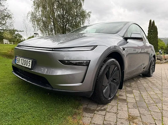 Tesla Model Y 2026 photo 5