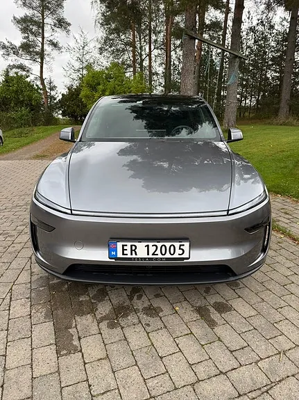 Tesla Model Y 2026 photo 4