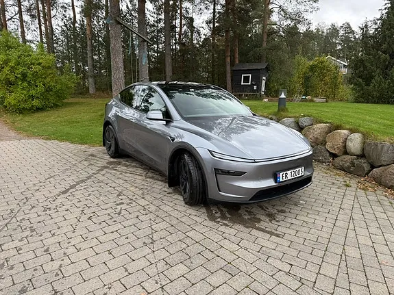 Tesla Model Y 2026 photo 2