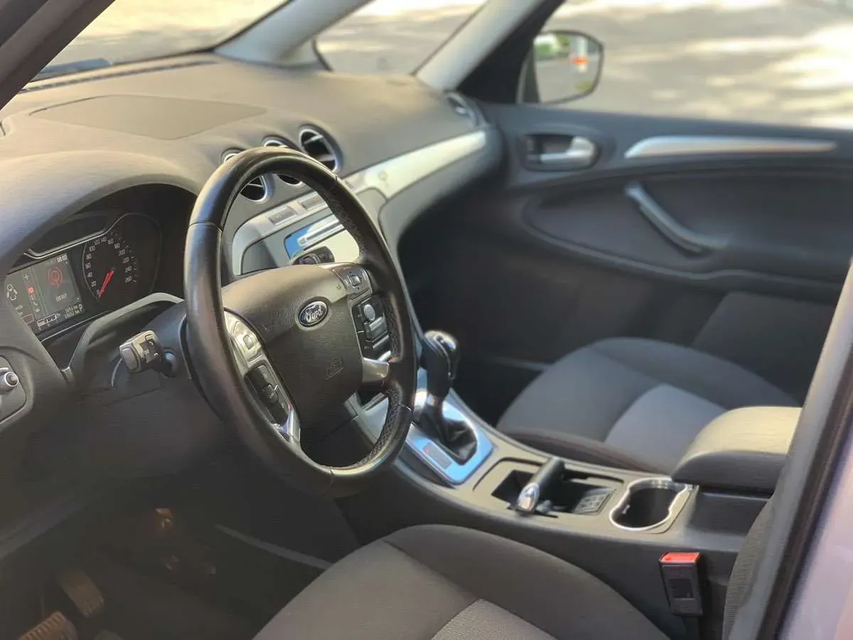 Ford Galaxy 2012 photo 3