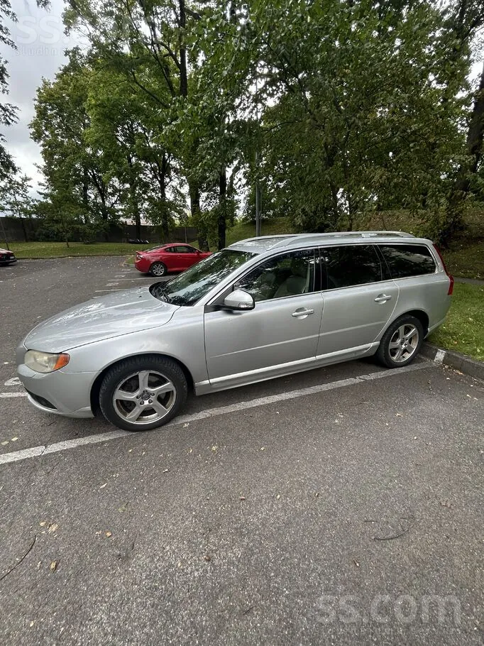 Volvo V70 2010 photo 2