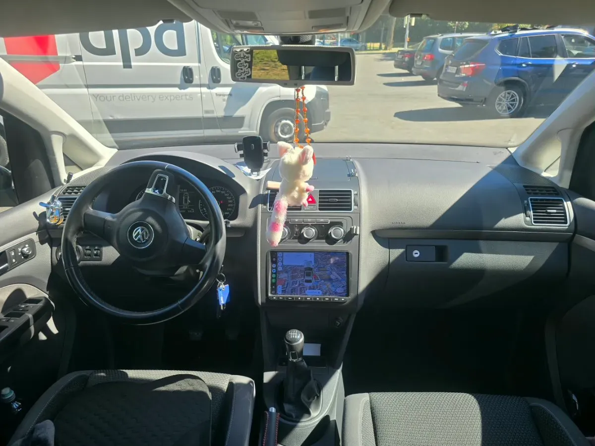 Volkswagen Touran 2012 photo 2