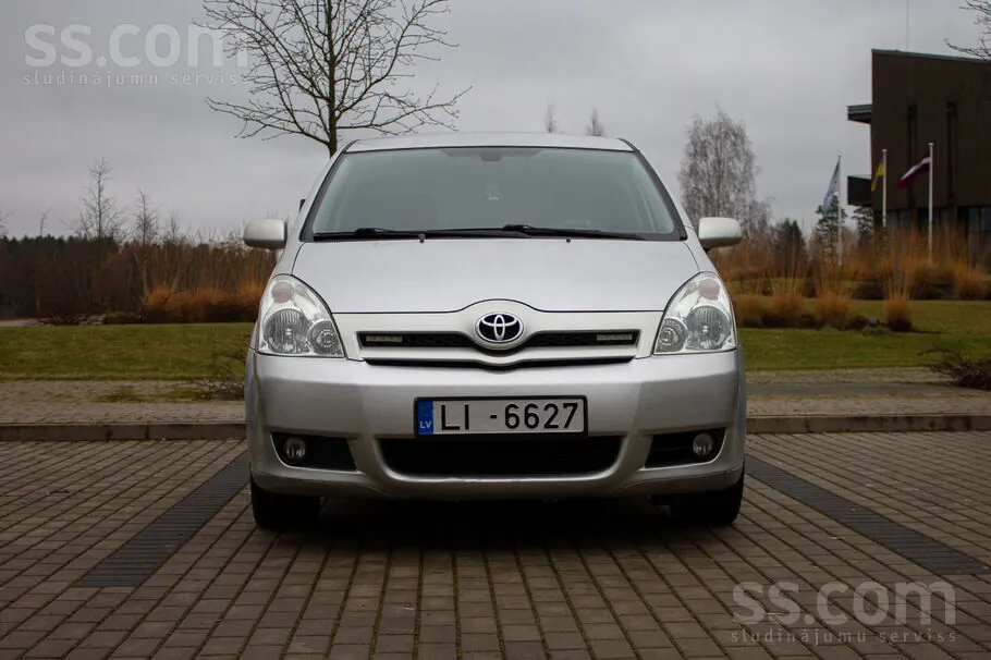 Toyota Corolla Verso 2004 photo 2