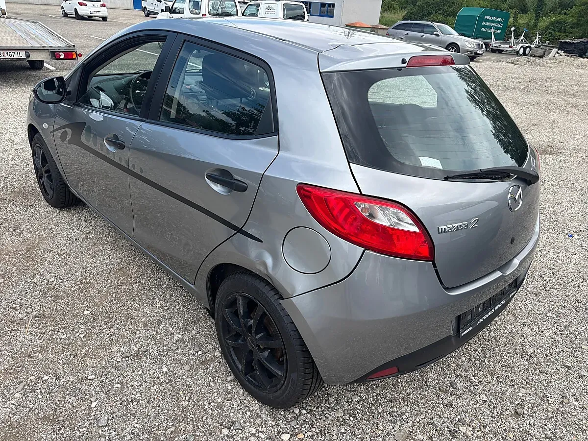 Mazda Mazda2 2013 photo 3