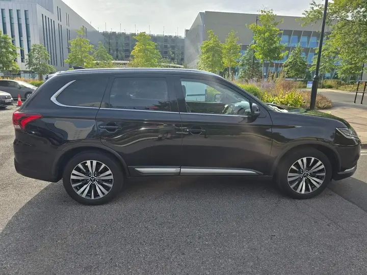 Mitsubishi Outlander 2020 photo 2