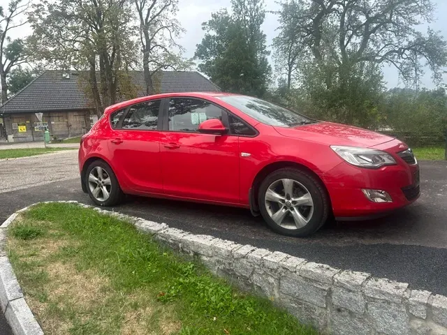 Opel Astra 2010 photo 2