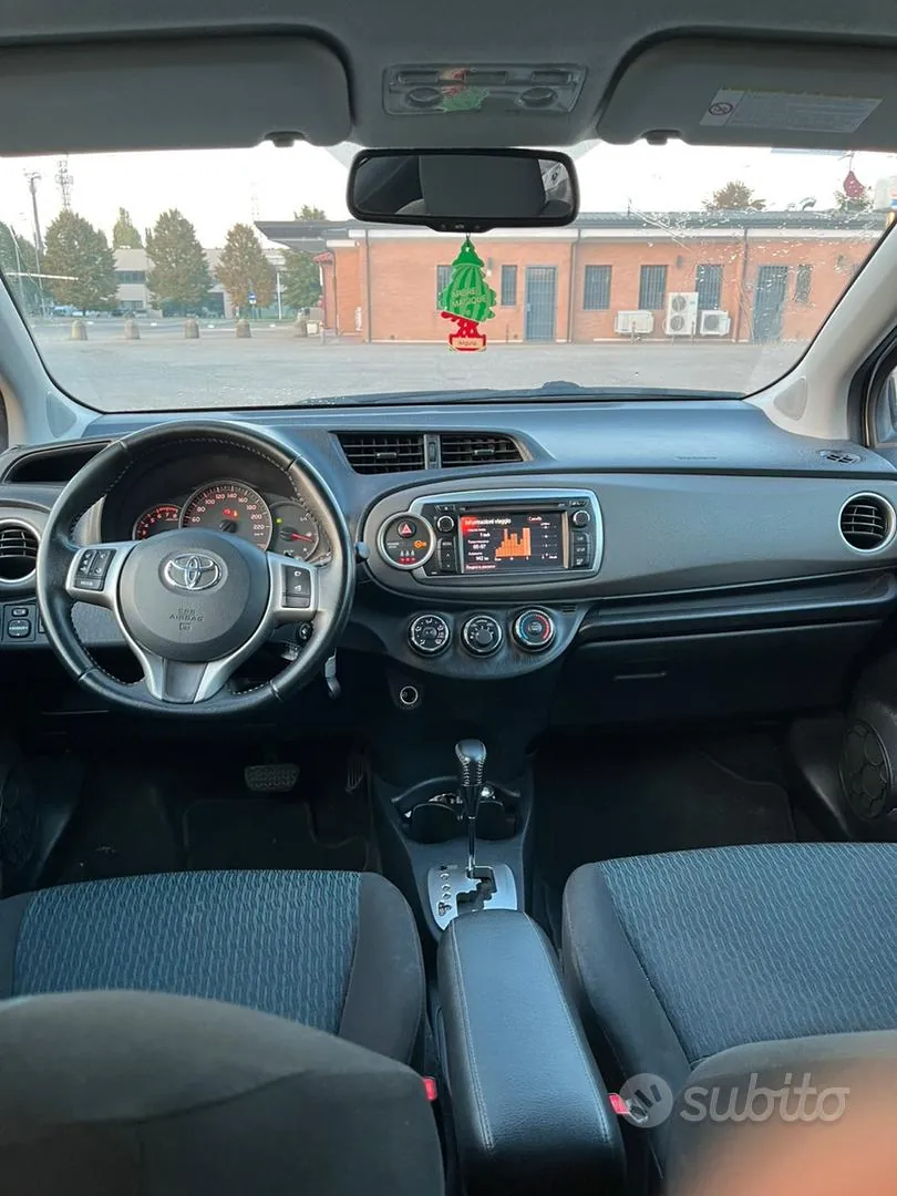 Toyota Yaris 2012 photo 2
