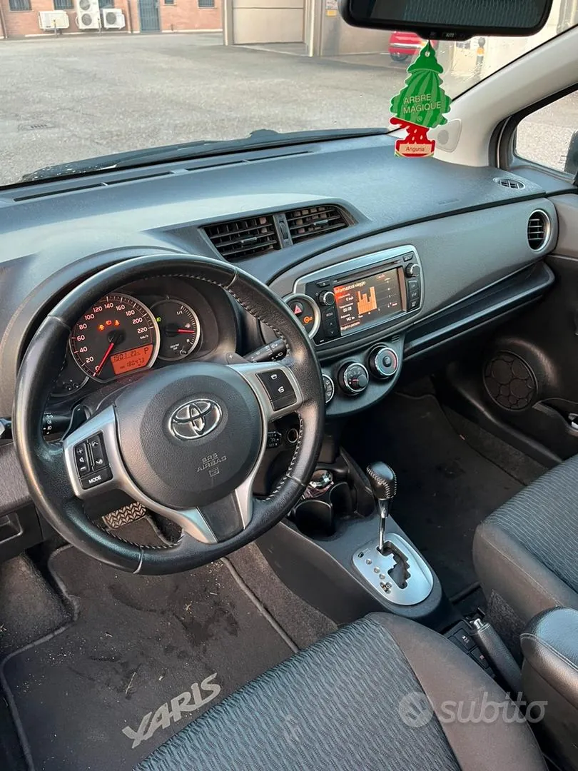Toyota Yaris 2012 photo 3