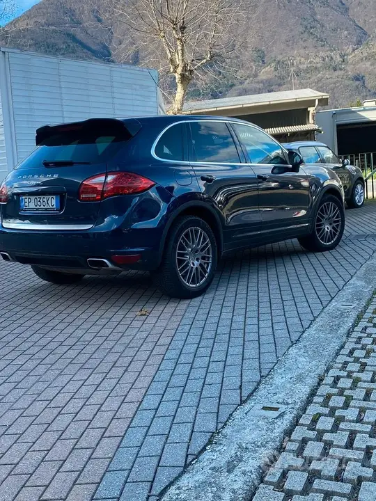 Porsche Cayenne 2012 photo 2