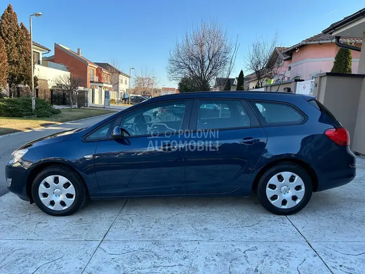 Opel Astra J 2012 photo 3