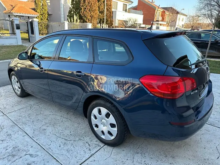 Opel Astra J 2012 photo 4