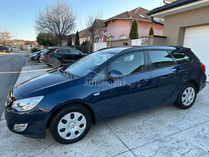 Opel Astra J 2012 photo 2
