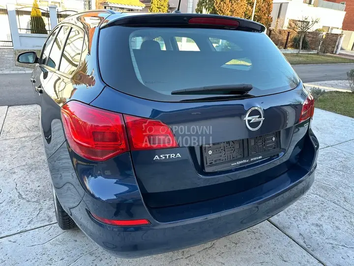 Opel Astra J 2012 photo 5