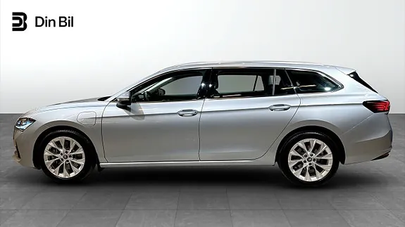Skoda Superb 2025 photo 2