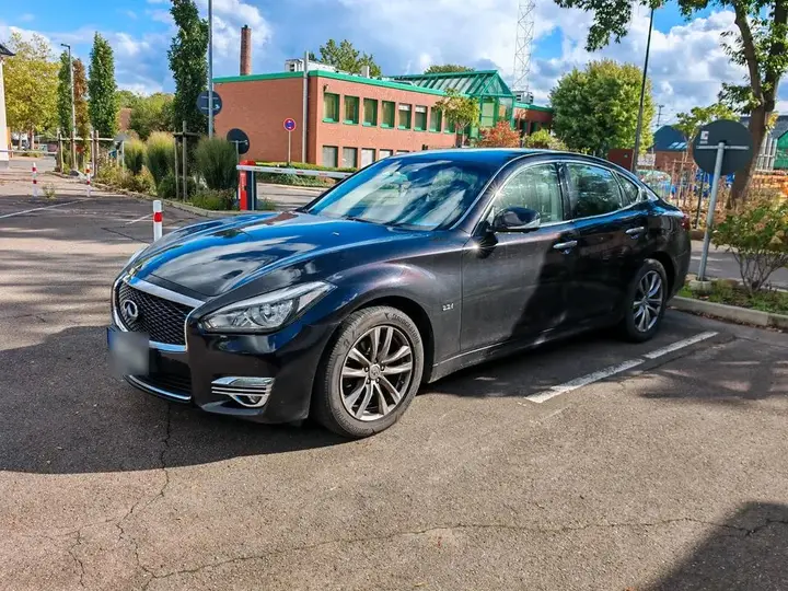 Infiniti Q70